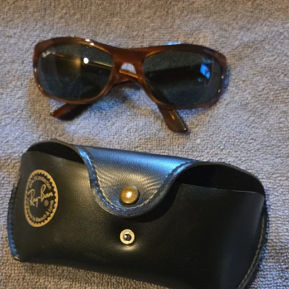 Vintage Ray-Ban Tortoise Shell Sunglasses with Black Case - Picture 1 of 5